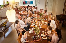 Event-Location – Das Anna Abend Event Kindercafe Essen: Erwachsene, Kinder und Babys an großen Tisch feiern Geburtstag. Es wird gegessen, gelacht und gespielt.